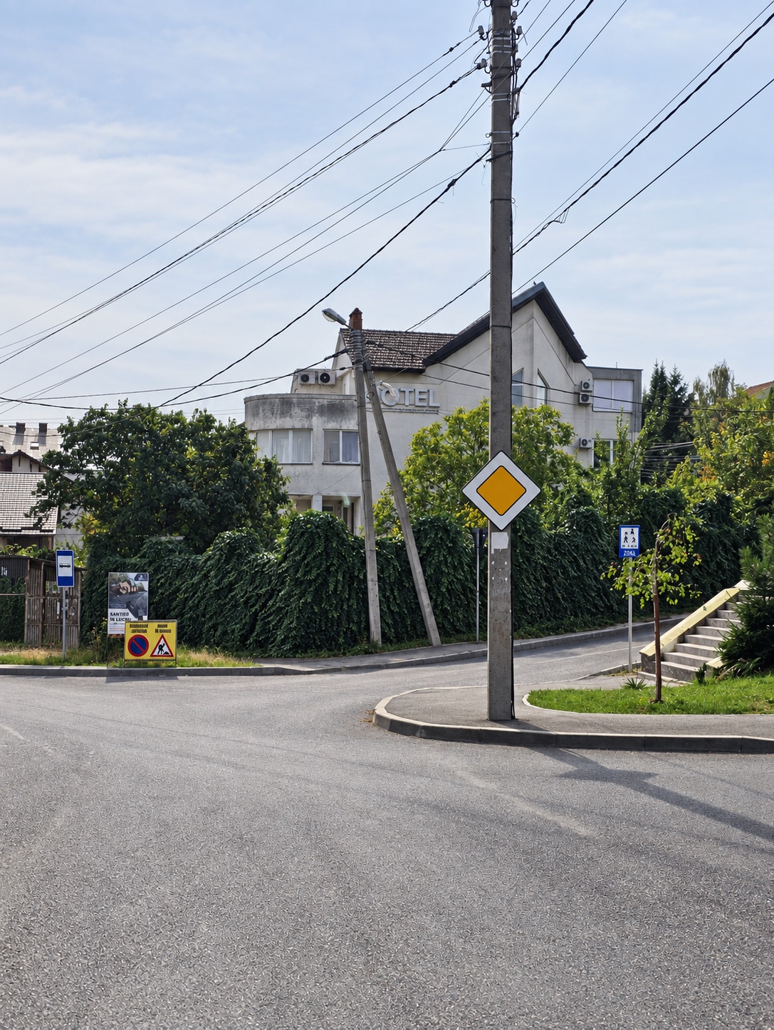Hotelul văzut din intersecție, cu o săgeată spre drumul din stânga