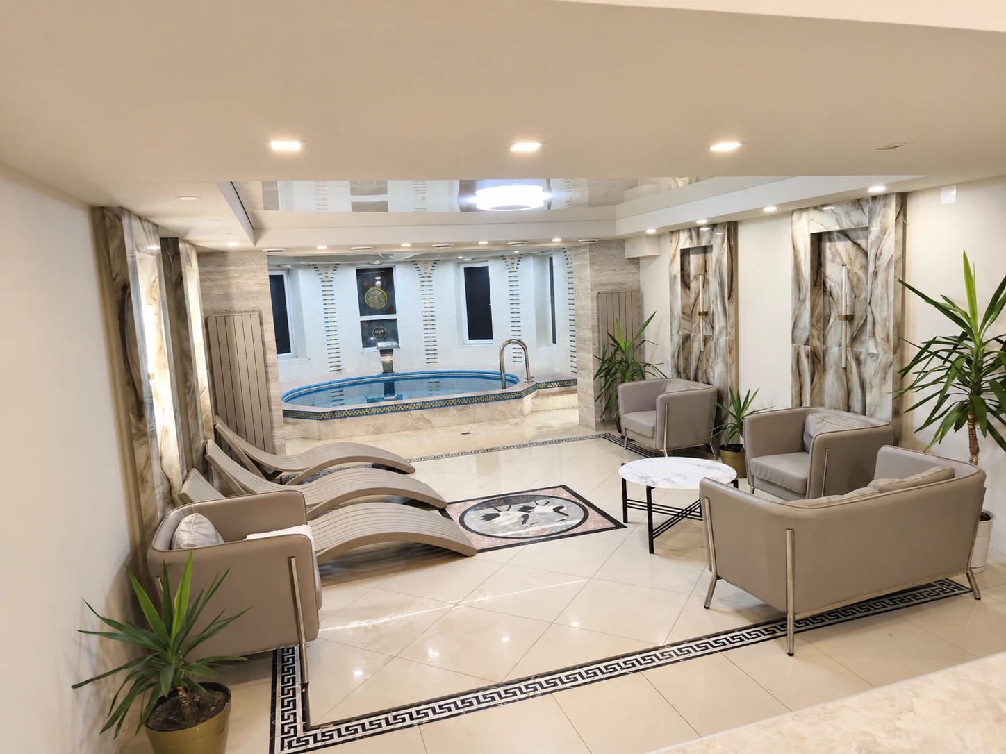 Piscina și zona de relaxare SPA EZIO